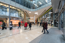 904073 Interieur van het winkelcentrum Hoog Catharijne te Utrecht, met de Boven Vredenburgpassage.